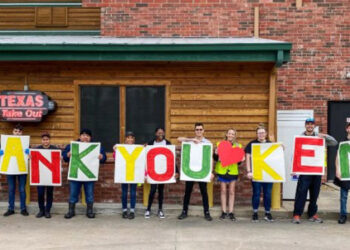 Empresário doa próprio salário e paga bônus de 4 milhões a funcionários