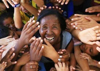 Ex-gari e analfabeta transforma a vida de 360 crianças pobres