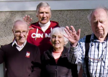 Vovô de 92 cria engenhoca e tricota milhares de meias pra desabrigados