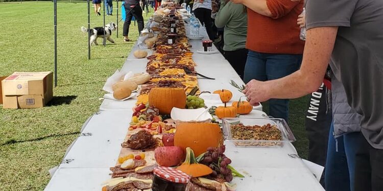 Grupo de Nova York monta a maior mesa de petiscos do mundo, diz livro dos recordes
