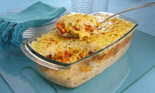 Arroz de forno com frango desfiado que vale por uma refeição