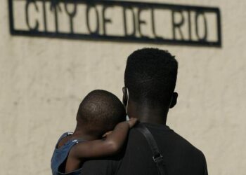Migrantes haitianos abandonam fronteira entre o México e os EUA