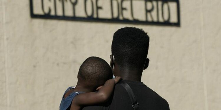 Migrantes haitianos abandonam fronteira entre o México e os EUA