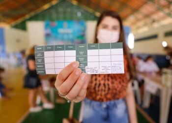 Prefeitura alerta sobre novos prazos para a segunda dose das vacinas AstraZeneca e Pfizer