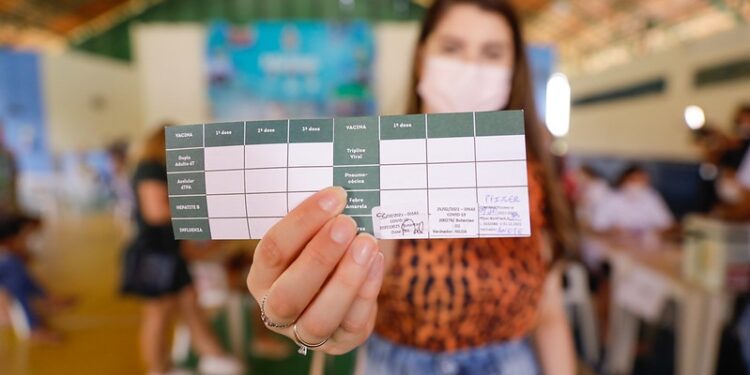 Prefeitura alerta sobre novos prazos para a segunda dose das vacinas AstraZeneca e Pfizer