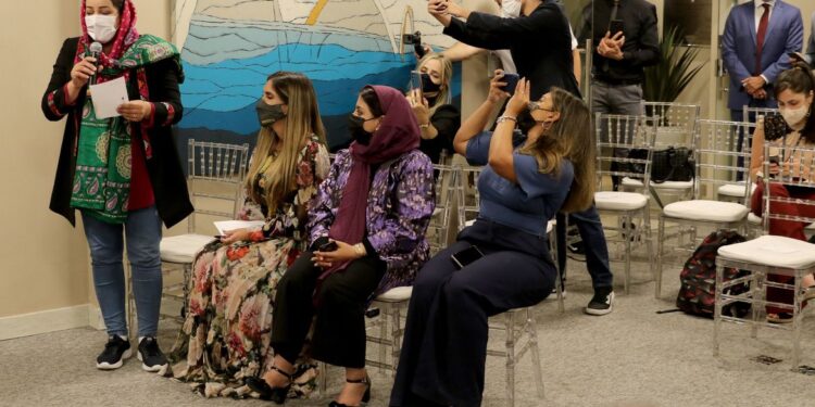 Associação de magistrados cria campanha para acolher juízas afegãs