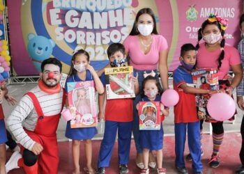 ‘Doe um Brinquedo e Ganhe Sorrisos’: Governo do Amazonas realiza entrega de brinquedos para instituição da zona leste