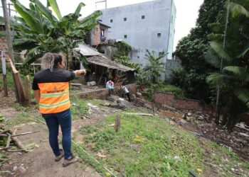 Prefeitura de Manaus inicia recuperação de área afetada por erosão no bairro Coroado