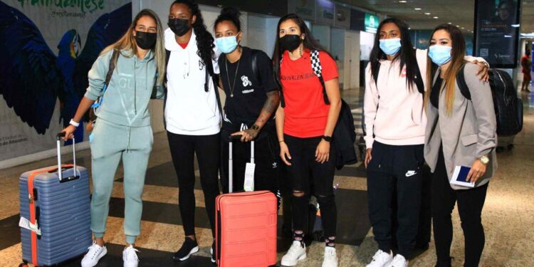 Seleção Brasileira feminina de futebol chega a Manaus para disputa de torneio internacional na Arena da Amazônia