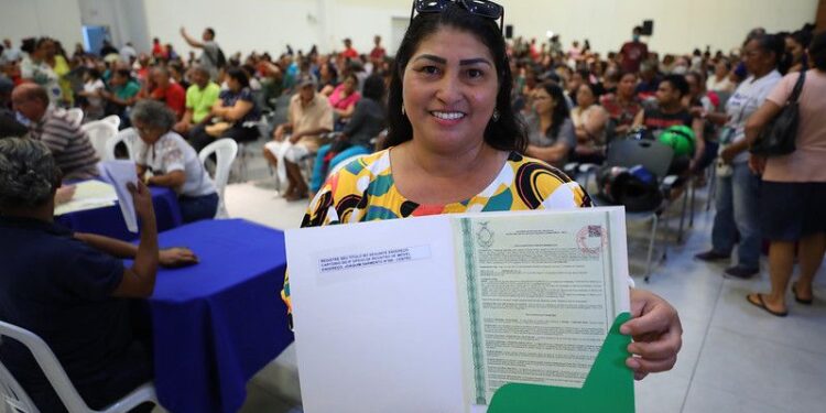 Hoje eu posso dizer que a terra é nossa”, diz moradora que recebeu título definitivo de propriedade do Governo do Amazonas