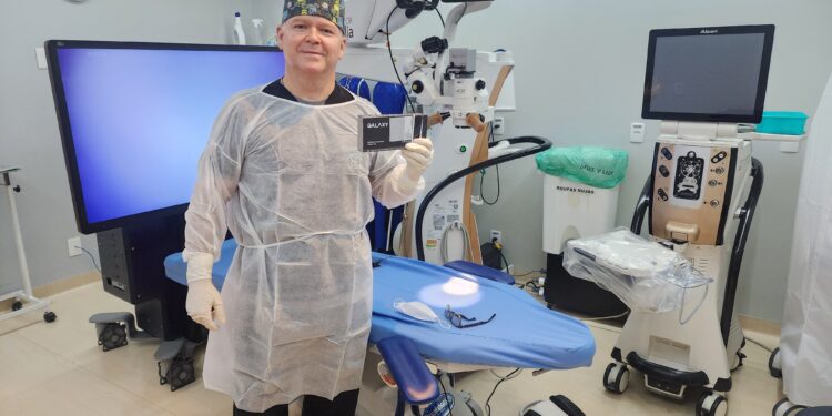 Manaus lidera inovação em oftalmologia com o primeiro implante da lente GALAXY no Brasil