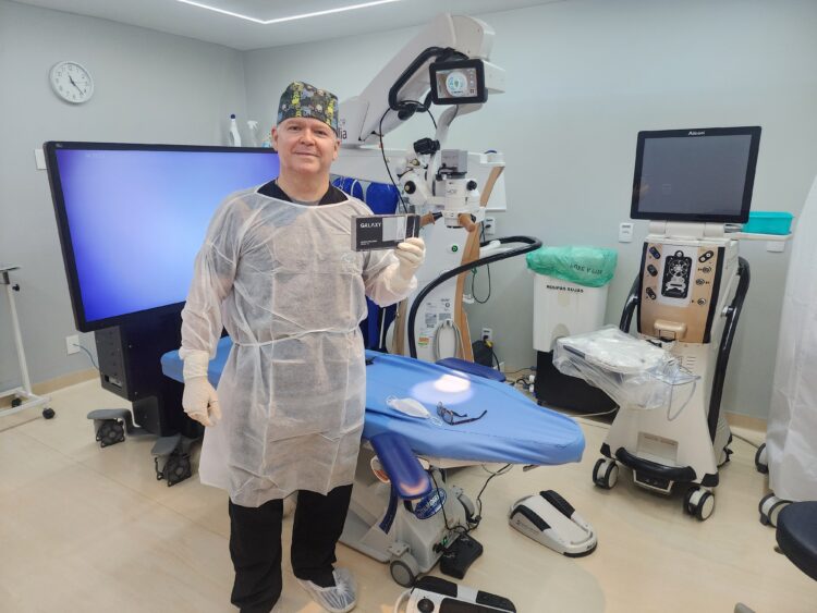 Manaus lidera inovação em oftalmologia com o primeiro implante da lente GALAXY no Brasil